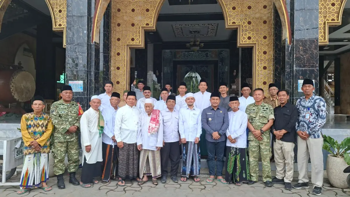 PERCEPATAN: Staf Khusus Menteri Desa dan PDT M. Afif Zamroni bersama Kepala Desa Dinoyo Anang Wahyudi, pengurus, dan jemaah Masjid Al Azhar Dinoyo saat menggelar sarasehan usai salat Jumat.