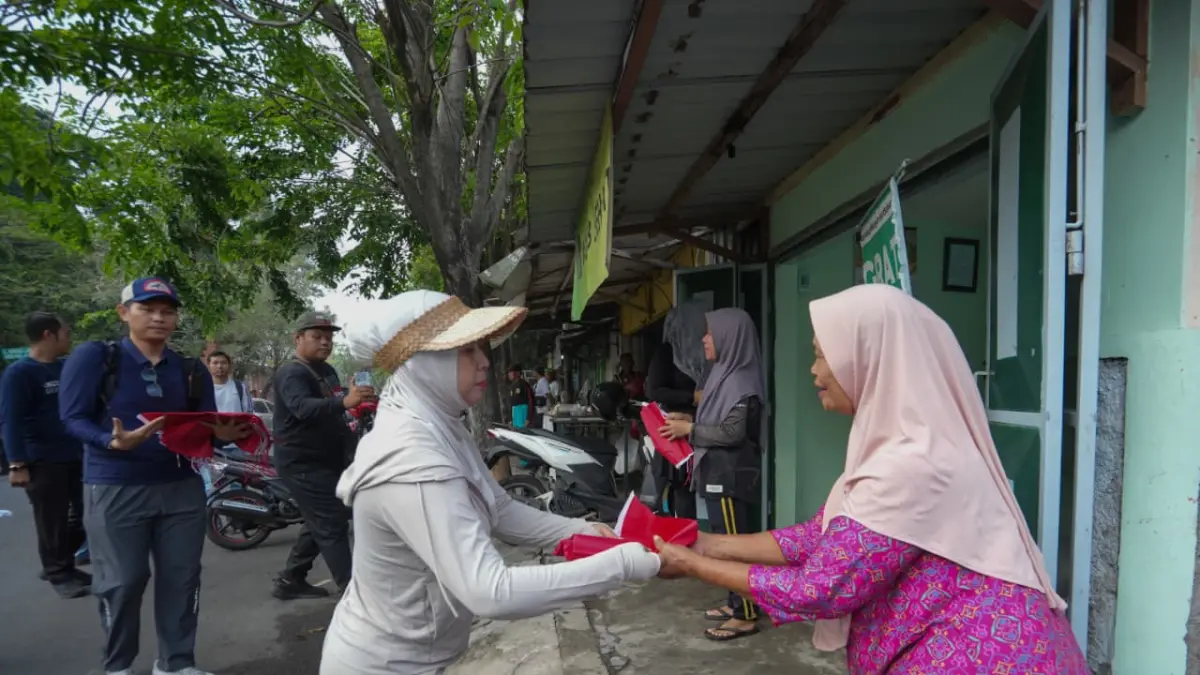 Semarak HUT ke-81 RI menyelimuti Kota Mojokerto. Sebanyak 750 bendera merah putih dipasang serentak di jalan protokol. Pemkot dan Wali Kota Ning Ita mengimbau warga ikut mengibarkan bendera demi memperkuat persatuan.