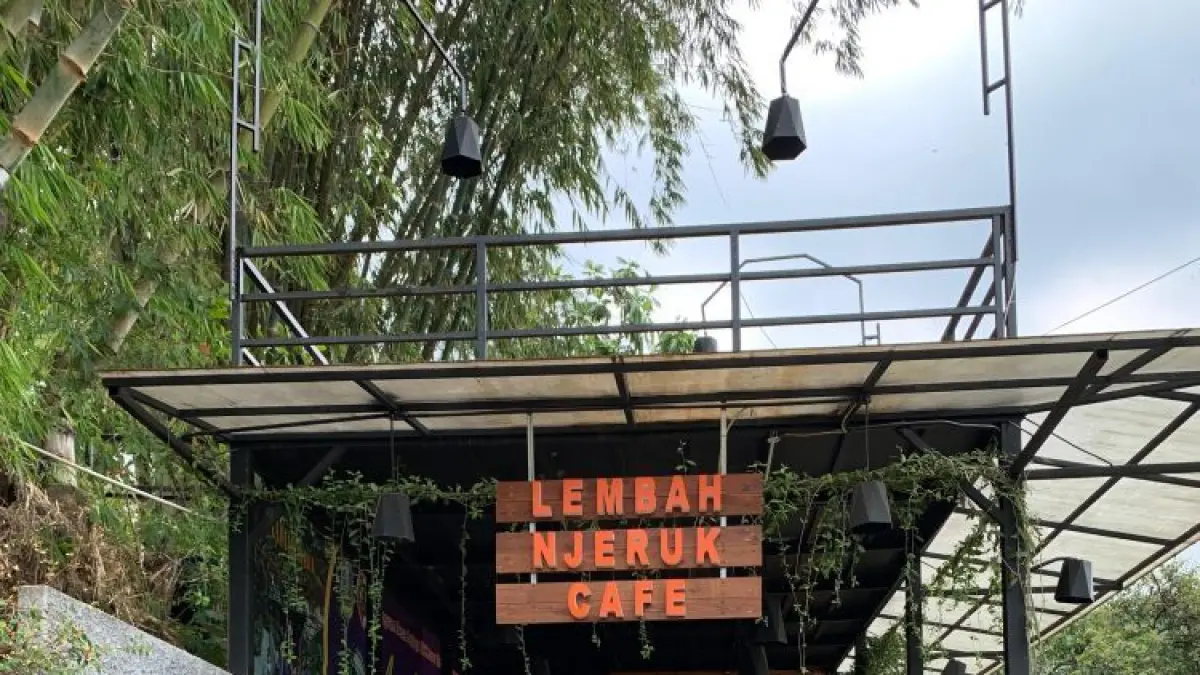 Suasana pintu masuk Lembah Njeruk di Desa Sajen, Kecamatan Pacet, yang menawarkan konsep kafe bernuansa alam dengan latar pegunungan. Destinasi ini menjadi salah satu pilihan wisata untuk bersantai bersama keluarga