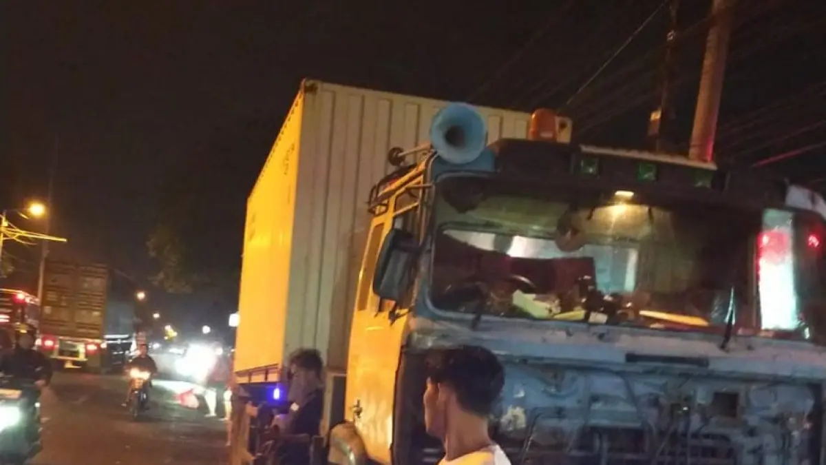 TAK TERTOLONG: Petugas medis mengevakuasi pemotor yang menjadi korban kecelakaan lalu lintas di Jalan Raya Ngoro ke Rumah Sakit Bhayangkara Pusdik Brimob, Sabtu (1/8) malam.
