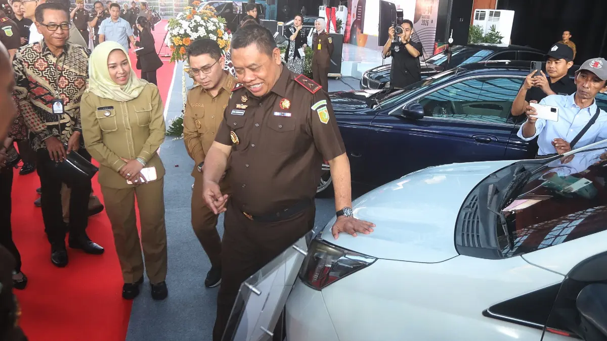 KICK OFF: Kajati Jatim Abdul Qohar didampingi Bupati Mojokerto Muhammad Albarraa dan Wali Kota Mojokerto Ika Puspitasari menunjukkan jenis dan nilai mobil hasil sitaan yang akan dilelang, di Gudang Penyimpanan Barang Bukti dan Barang Rampasan Kejati Jatim di Desa Sumengko, Kecamatan Jatirejo, Senin(3/8). (Sofan Kurniawan/JPRM)