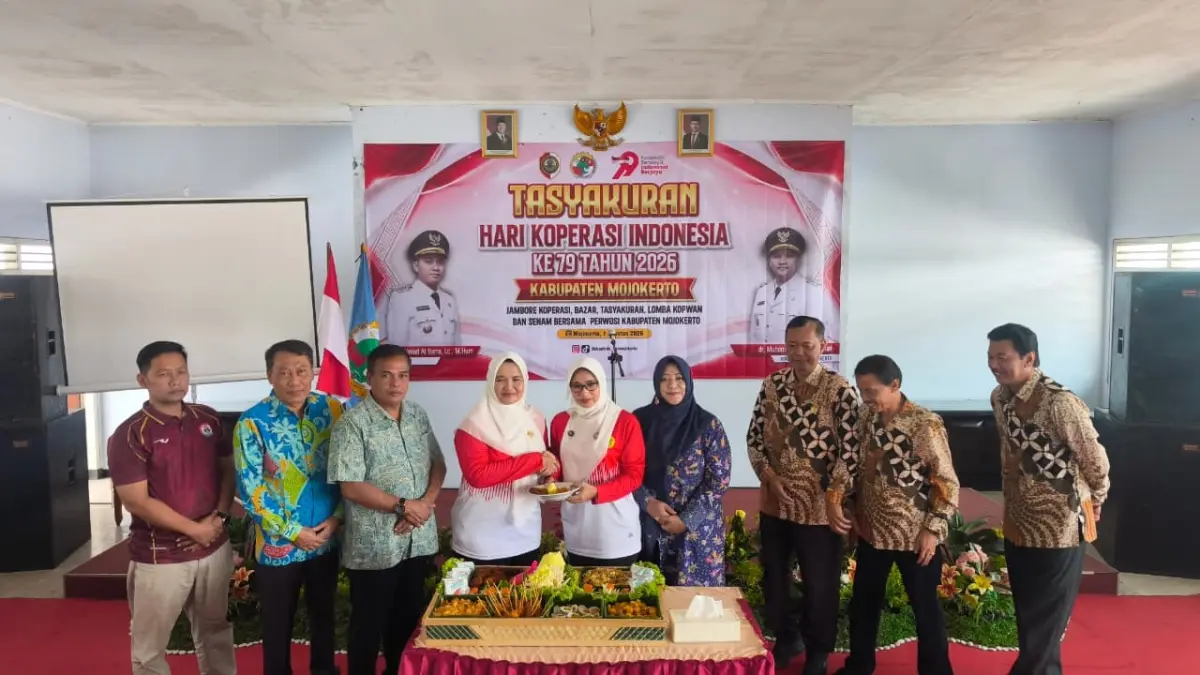 SINERGITAS: Ketua TP PKK Kabupaten Mojokerto Shofiya Hanak Albarraa menyerahkan potongan tumpeng kepada Ketua Dekopinda Umy Zaidah dengan didampingi Asisten II Nuryadi, Kepala Disperindag Noerhono, dan Kepala Diskop UM Abdulloh Muhtar saat peringatan Hari Koperasi ke-79, Sabtu (1/8).