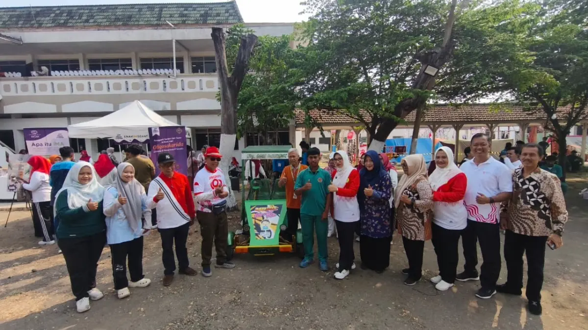 ASAH KREATIVITAS: Kepala Cabdindik Jatim Wilayah Kabupaten dan Kota Mojokerto Pinky Hidayati menilik stan koperasi siswa SMK dalam acara Jambore Harkop ke-79.