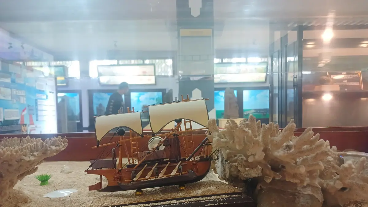 BERCORAK MARITIM:&nbsp;Miniatur kapal dari masa Kerajaan Majapahit yang menunjukkan budaya maritim di Museum Majapahit, Desa/Kecamatan Trowulan, Kabupaten Mojokerto. (Adi JPRM)