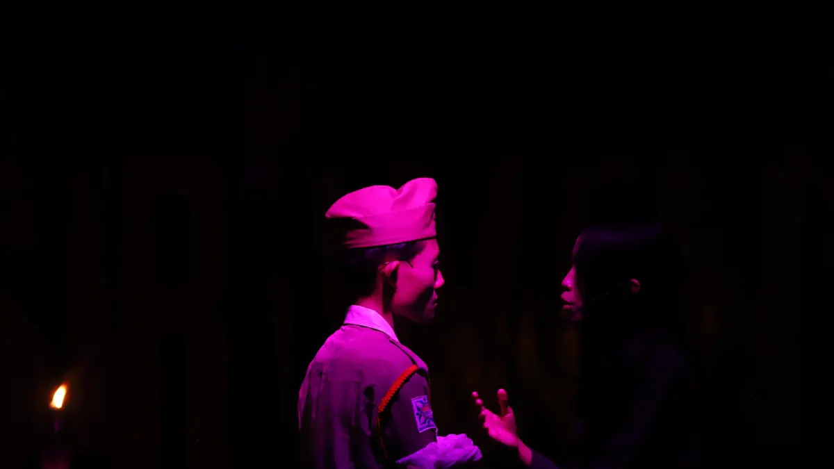 FRAMEN TEATER: Tokoh pria mengenakan pakaian perjuangan beradu akting.