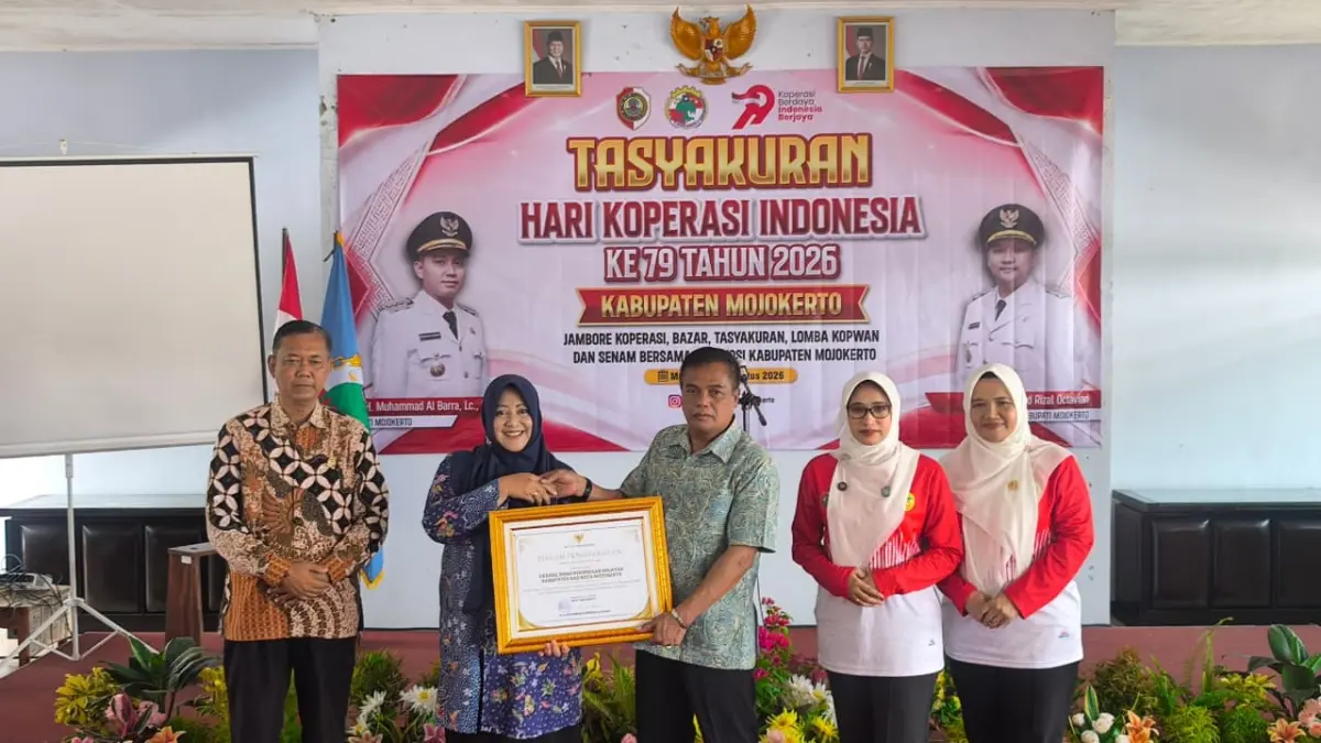 JALIN SINERGI: Kepala Cabdindik Jatim Wilayah Kabupaten dan Kota Mojokerto Pinky Hidayati menerima penghargaan dari Dekopinda Kabupaten Mojokerto saat Jambore Harkop ke-79, Sabtu (1/8). (Indah JPRM)