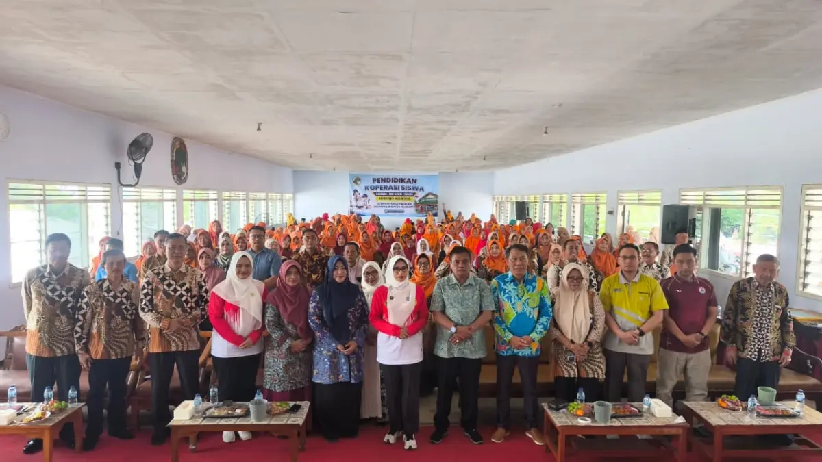 SALAM KOMANDO: Ketua TP PKK Kabupaten Mojokerto sekaligus Ketua Perwosi Shofiya Hanak Albarraa dan Ketua Dekopinda Umy Zaidah bersama sejumlah OPD terkait berkolaborasi sukseskan rangkaian peringatan Hari Koperasi ke-79 di Kabupaten Mojokerto, Sabtu (1/8).