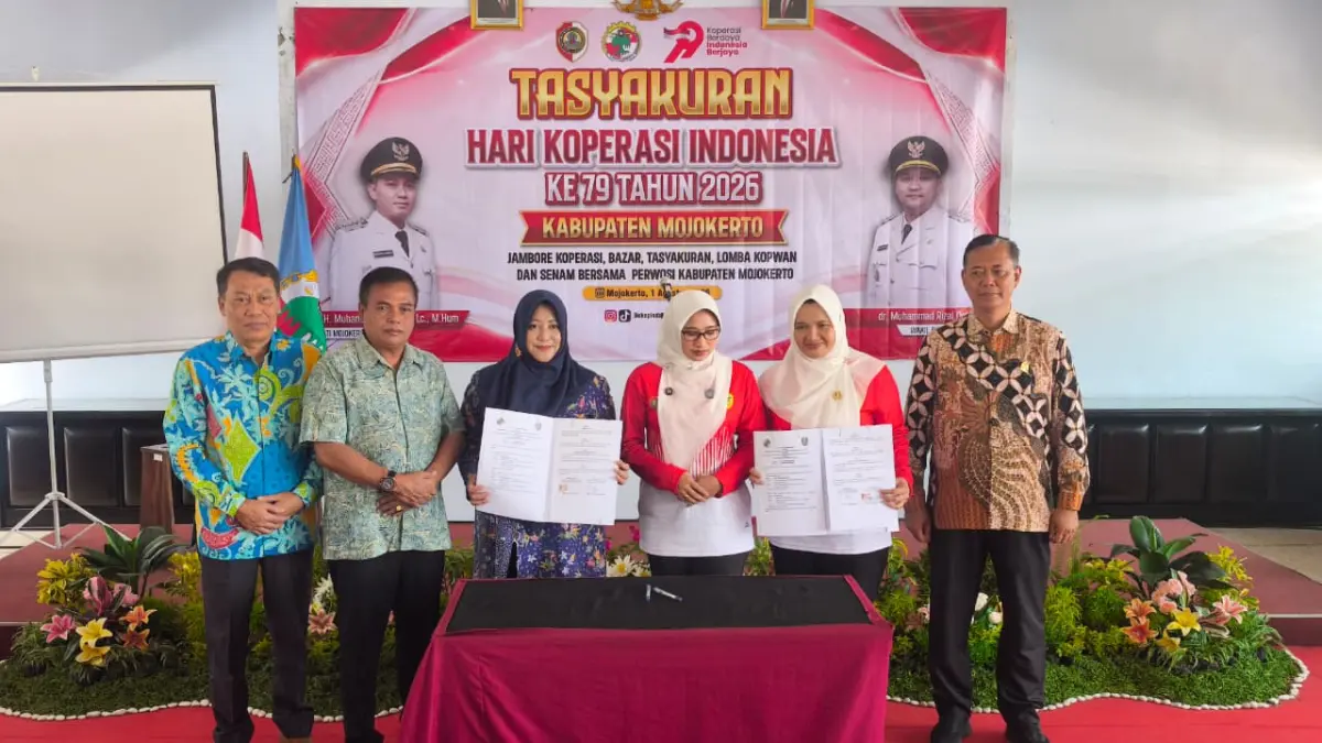 KESEPAKATAN: Kepala Cabdindik Jatim Wilayah Kabupaten dan Kota Mojokerto Pinky Hidayati menandatangani MoU bersama Dekopinda dalam pembinaan koperasi siswa.