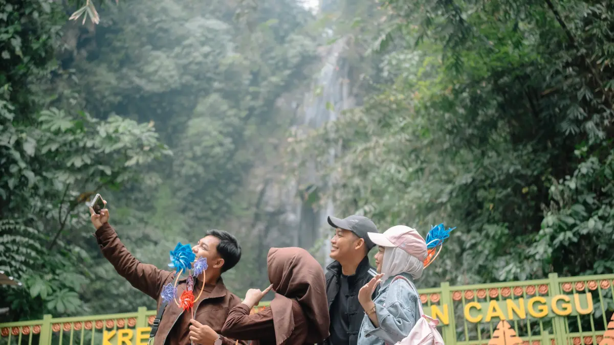 KIAN BERSOLEK: Wisata alam Coban Canggu di Desa Padusan, Kecamatan Pacet kian bersolek dan instagramable dengan hadirnya jembatan Kreteg Tresno Coban Canggu, Senin (3/8). (Dori JPRM)