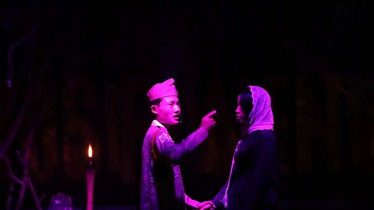 KISAH PERJUANGAN: Pemain teater menunjukkan akting dalam pentas berjudul Antara Perjuangan, Cinta, dan Air Mata yang digelar Komunitas Persada di Desa Batankrajan, Kecamatan Gedeg, Kabupaten Mojokerto, Sabtu (1/8) malam. (Sofan JPRM)