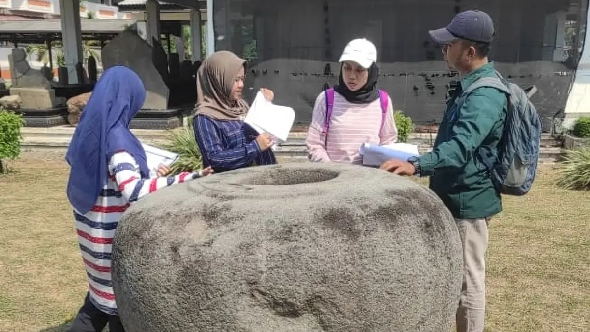 OBSERVASI LAPANGAN: TACB saat melakukan kajian lapangan ada objek Gentong Batu koleksi Museum Majapahit di Desa/Kecamatan Trowulan, Kabupaten Mojokerto. (Martda JPRM)