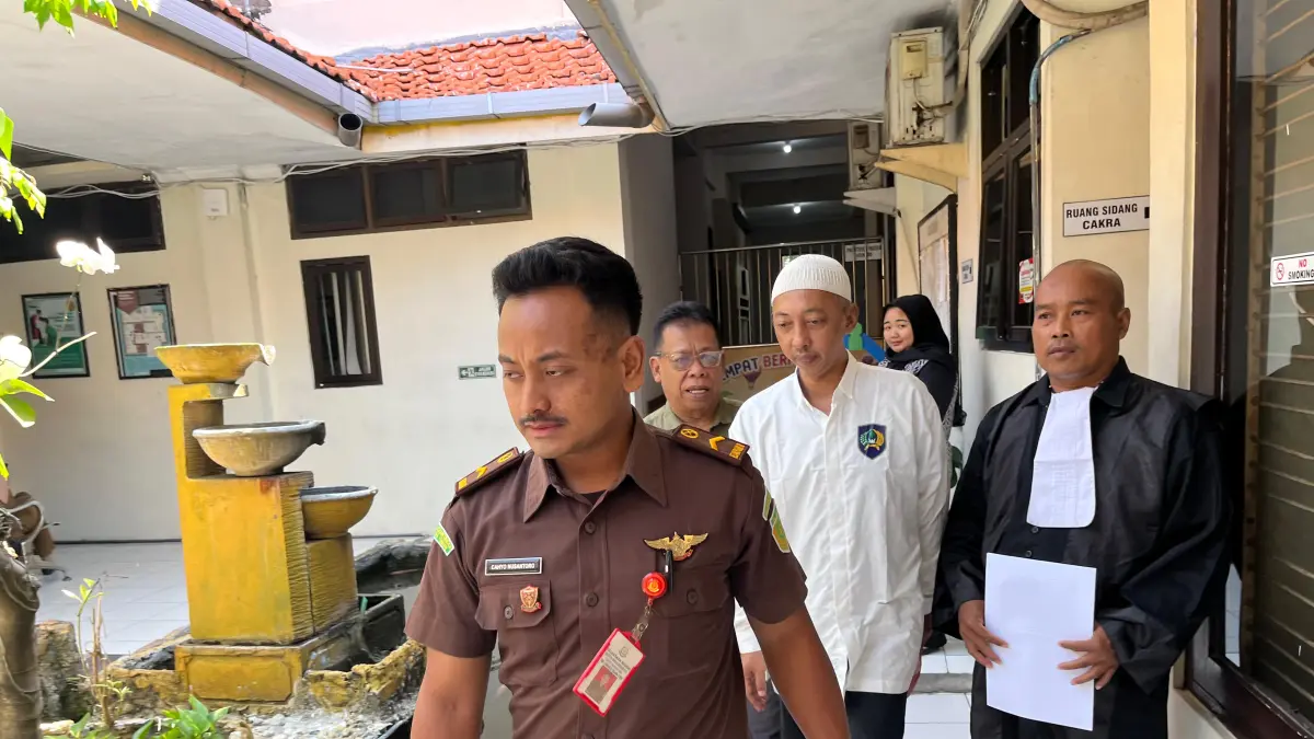 PEMBERATAN HUKUMAN: Terdakwa rudapaksa anak tiri, EM, dikawal petugas kejaksaan usai menjalani sidang putusan di Pengadilan Negeri Mojokerto, Senin (20/7) lalu.&nbsp;(Farisma JPRM)