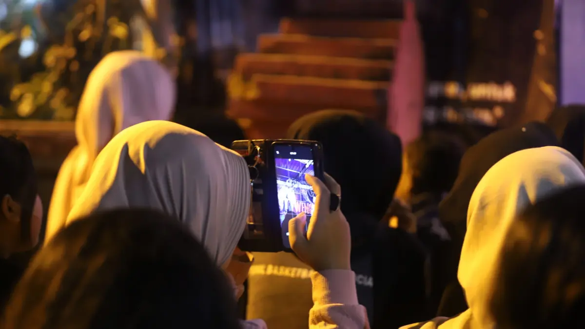 Penonton mmengabadikan momen pentas yang digelar Komunitas Persada di Desa Batankrajan, Kecamatan Gedeg, Kabupaten Mojokerto, Sabtu (1/8) malam.