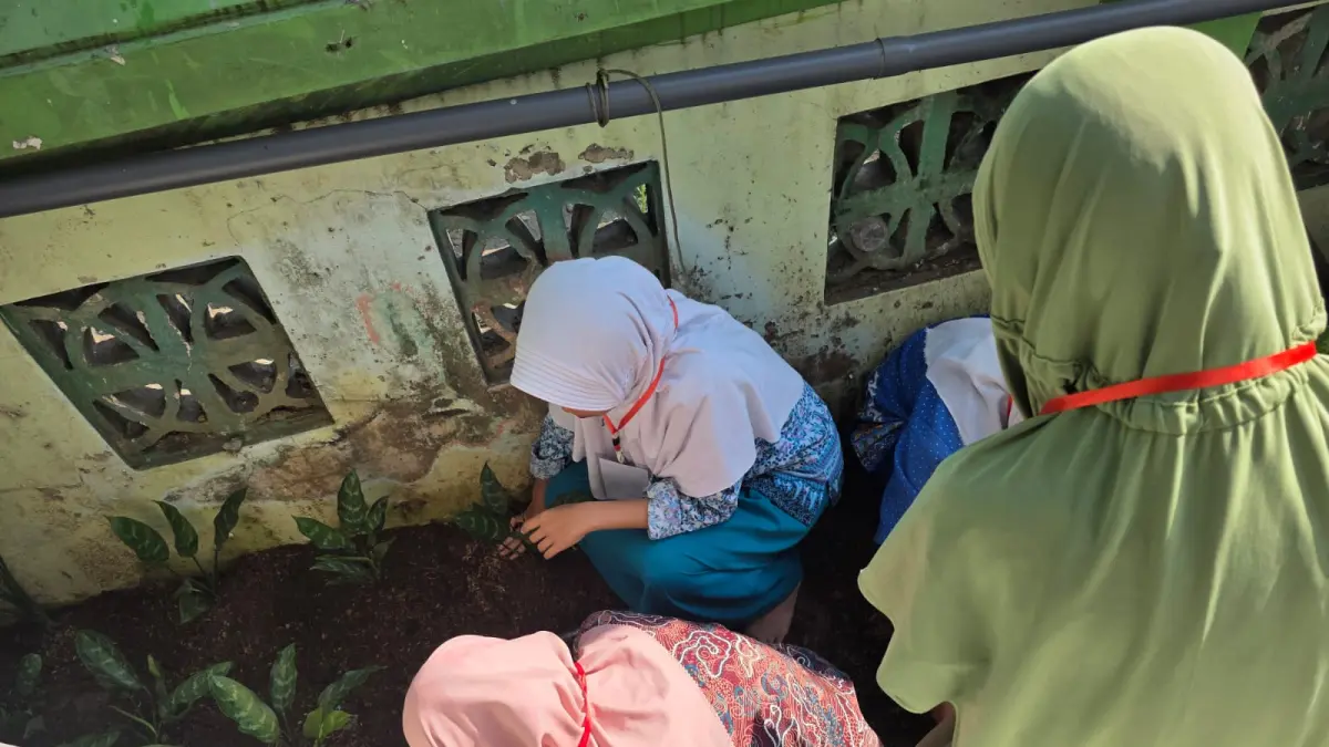 PRODUKTIF: Penanaman bibit buah dan sayur oleh siswa di salah satu lembaga sebagai bentuk implementasi dari program ketahanan pangan. (Indah JPRM)