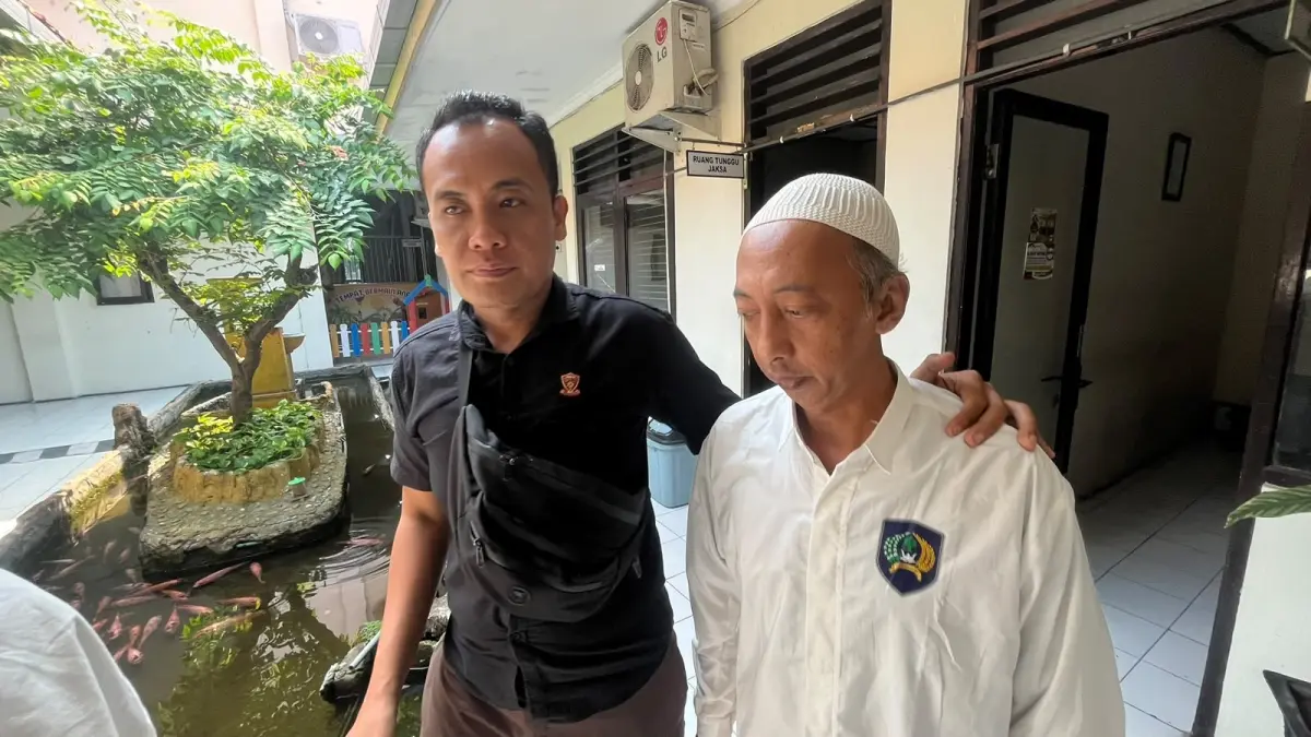 RUSAK MASA DEPAN ANAK: Terdakwa rudapaksa anak tiri, EM, dikawal petugas kejaksaan usai menjalani persidangan di Pengadilan Negeri Mojokerto, Senin (20/7) lalu. (Farisma JPRM)