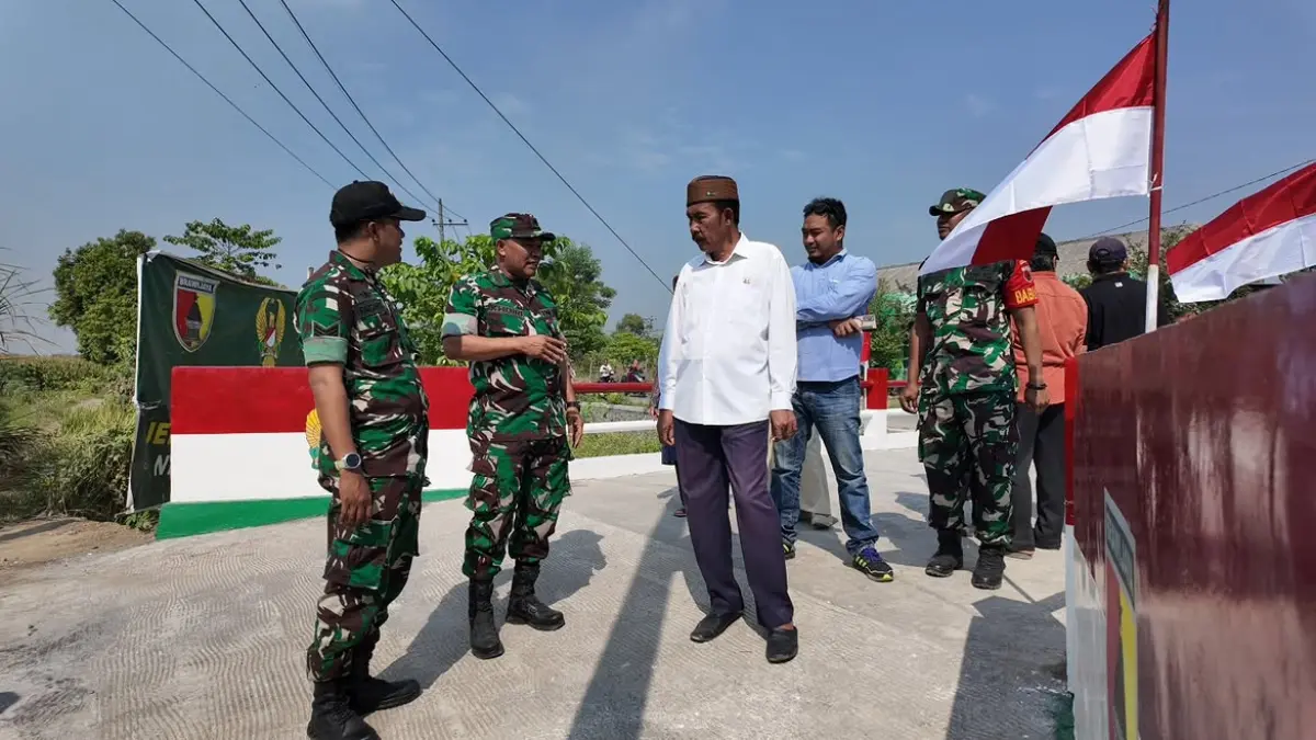 SARANA PENGHUBUNG: Kepala Desa Puloniti Budi Yulianto meninjau Jembatan Perintis Garuda yang dinyatakan tuntas dikerjakan dan langsung dimanfaatkan secara umum bagi masyarakat.