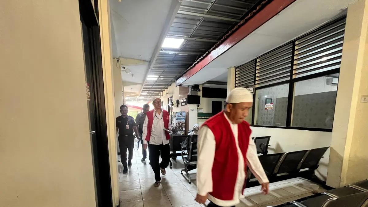 DITOLAK: Dua terdakwa kasus penipuan kontraktor, Sunaryo dan Mujiono, usai menjalani sidang di Pengadilan Negeri Mojokerto, Senin (3/8). (Farisma JPRM)

&nbsp;