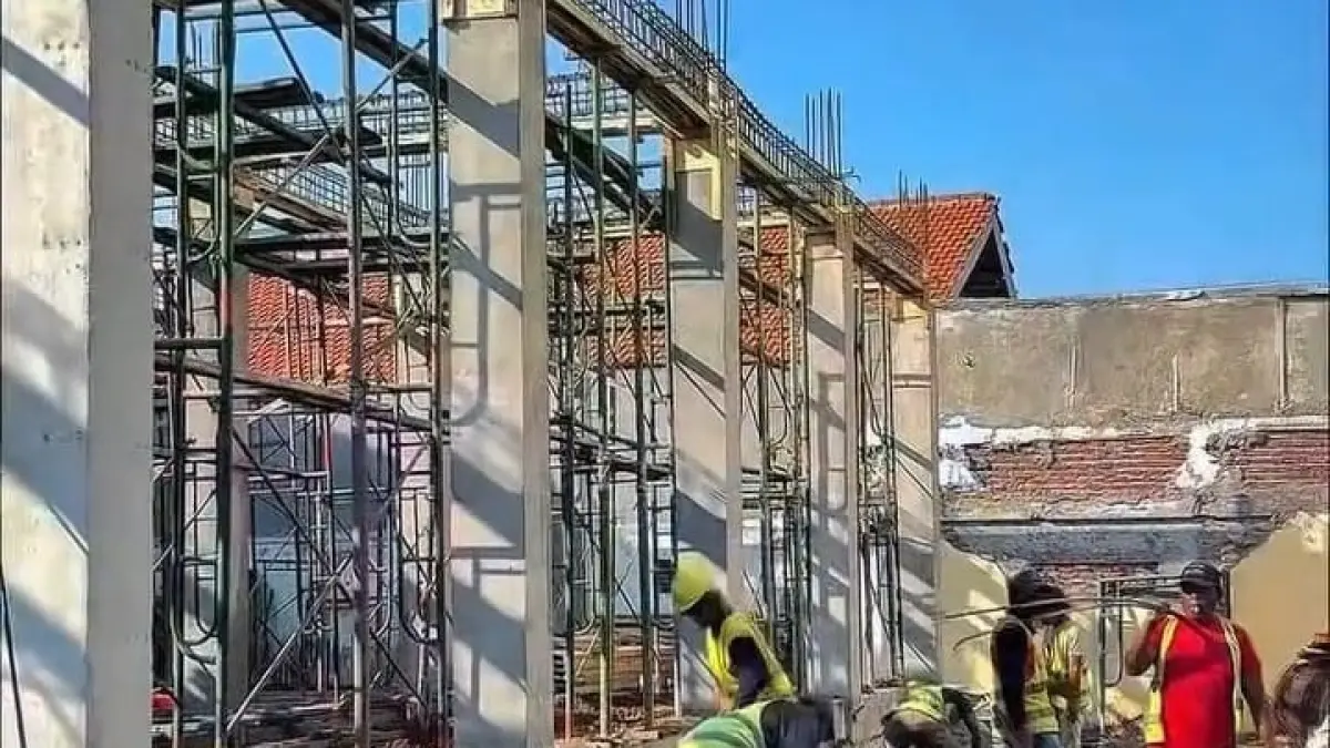 GEDUNG BARU: Pekerja menyelesaikan pembangunan kantor BPBD Kota Mojokerto di Jalan Bhayangkara, Jumat (17/7). (dok DPUPR Perakim Kota Mojokerto for JPRM)
