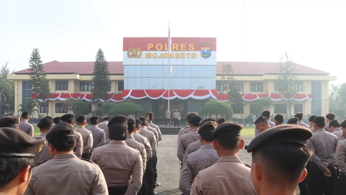 GELAR PASUKAN: Wakapolres Mojokerto Kompol Grandika Indera Waspada saat memimpin apel pembentukan peleton Dalmas Kerangka dan Power On Hand (POH) di Mapolres Mojokerto, Selasa (4/8). (Rizal JPRM)