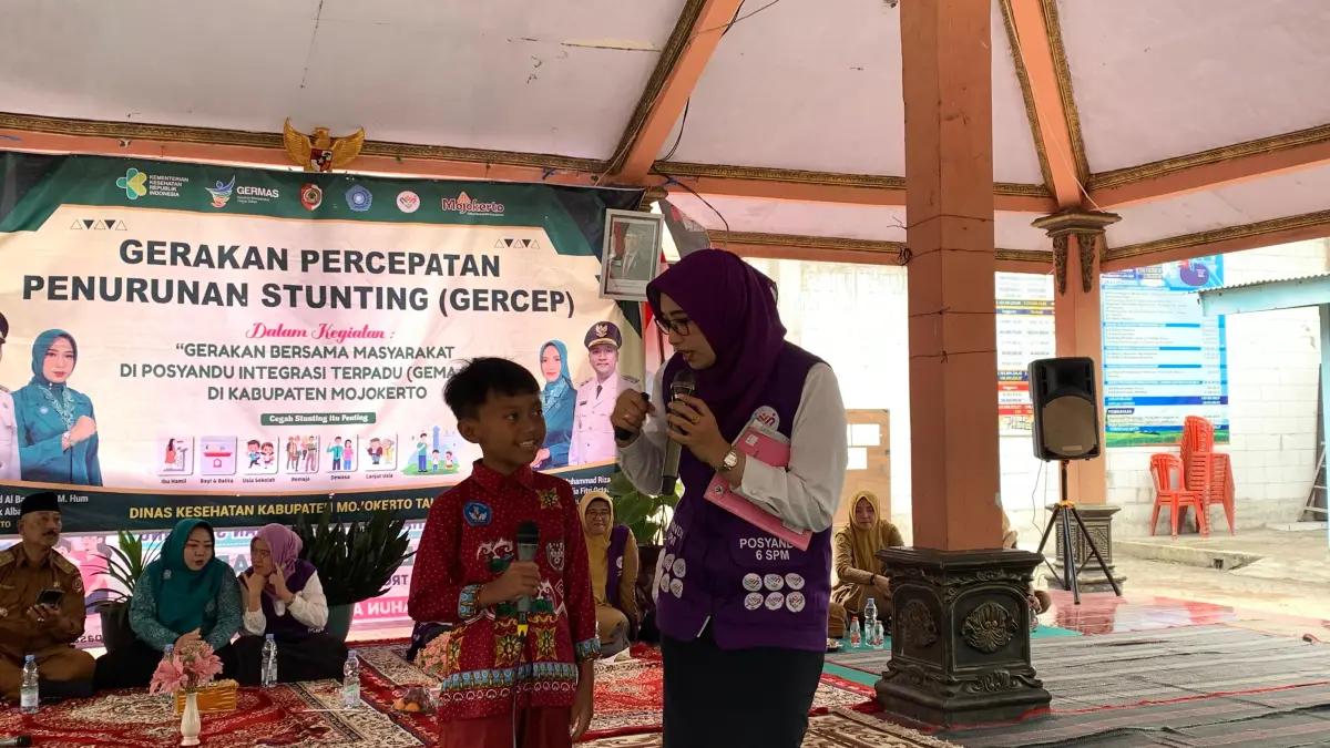 HANGAT: Ketua Tim Pembina Posyandu Kabupaten Mojokerto Shofiya Hanak Albarraa berbincang dengan salah satu siswa pada Gema Pitu, di kantor Pemdes Jatipasar, Kecamatan Trowulan, Selasa (4/8). (Indah JPRM) 