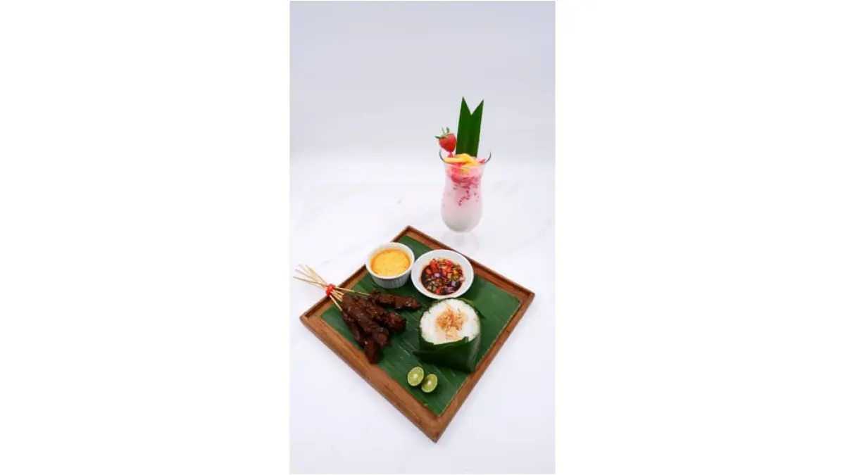 KHAS INDONESIA: Paket sajian lengkap Sate Maranggi plus Es Cendol yang dihadirkan Sunrise Hotel Mojokerto. 