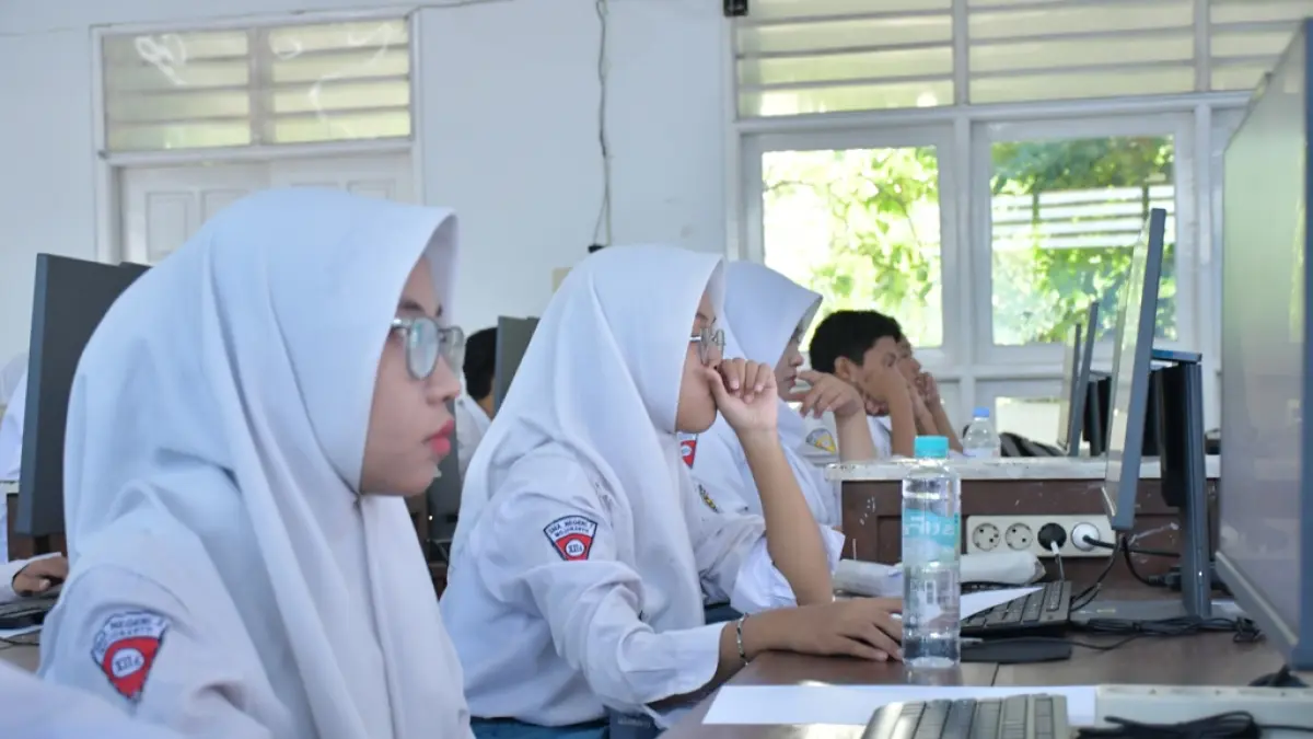  TEKNIS BERGANTI: Para siswa saat mengerjakan soal TKA beberapa waktu lalu. Tahun ini, skema pelaksanaan TKA mengalami banyak perubahan dibanding tahun lalu. (Indah JPRM)