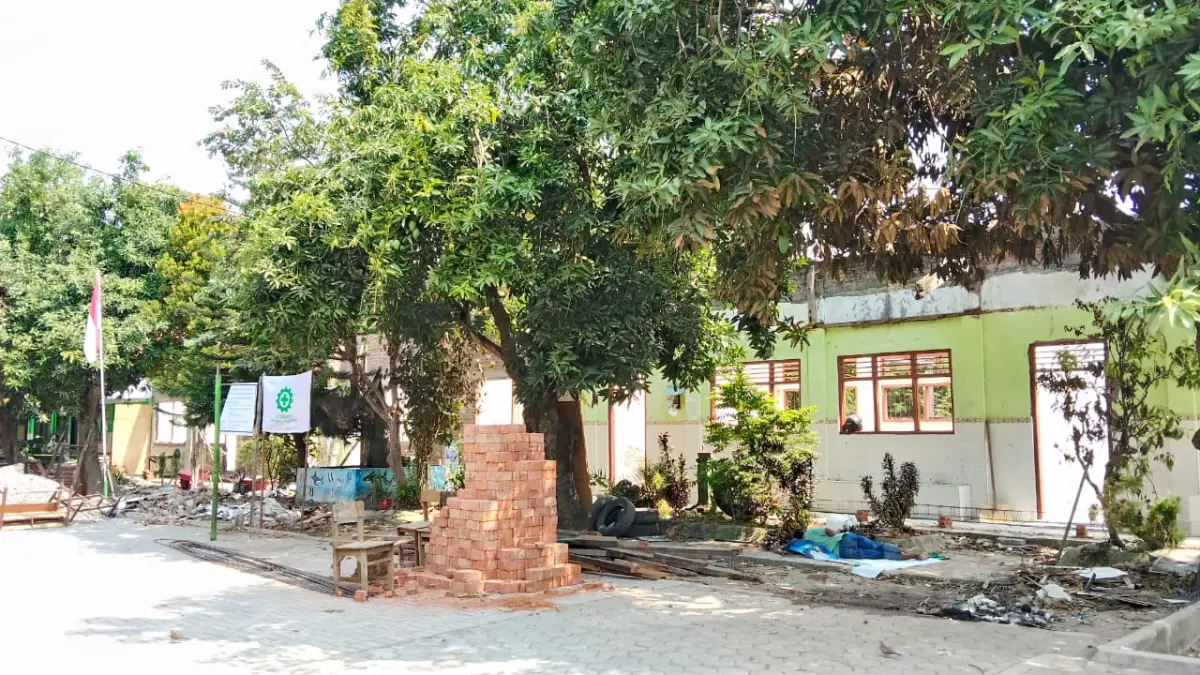 TENGAH DIGARAP: Proses revitalisasi gedung ruang kelas di SDN Ngingasrembyong yang sedang berlangsung, Selasa (4/8). Sekolah ini sebagai salah satu sasaran penerima program revitalisasi satuan pendidikan. (Indah JPRM)