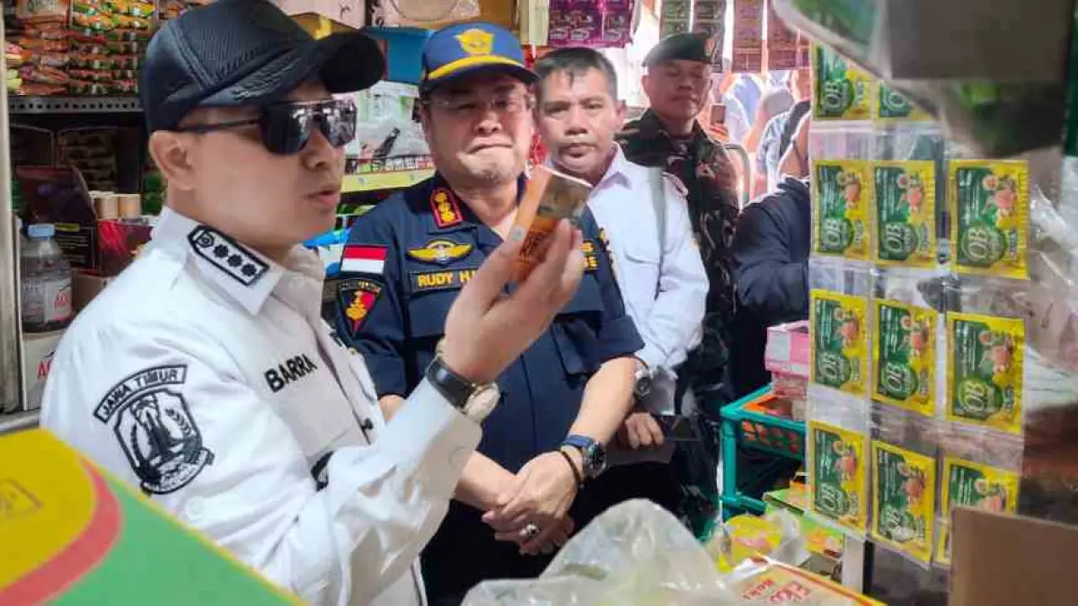 EDUKASI: Bupati Mojokerto Muhammad Albarra bersama Kepala Kantor Bea Cukai Sidoarjo, Rudy Hery Kurniawan dan didampingi Kasatpol PP Kabupaten Mojokerto M. Taufiqurrahman dan tim edukasi rokok ilegal pedagang di pasar Sawahan, Desa Sumbertebu, Kecamatan Bangsal, Rabu (5/8). (Dori JPRM)