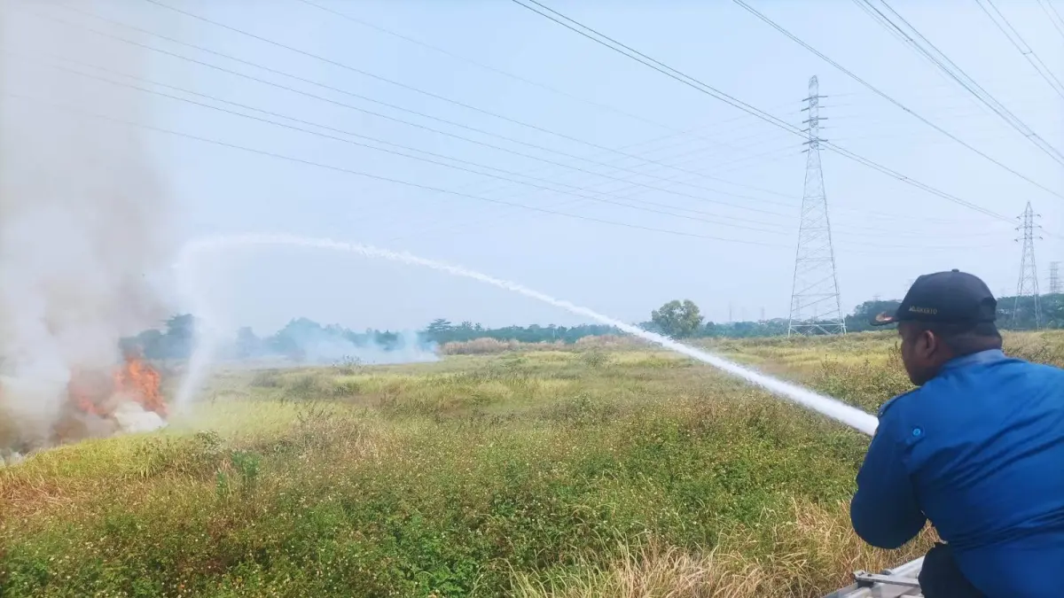 CEPAT MELUAS: Petugas Damkar Kota Mojokerto memadamkan kebakaran lahan di Lingkungan Sekar Putih, Kelurahan Kedundung, Kecamatan Magersari, Selasa (21/7). (dok Damkar Kota Mojokerto for JPRM)