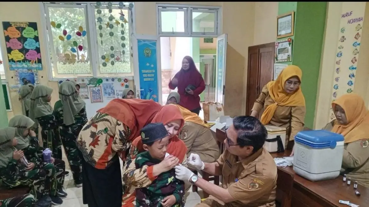 DIPERIKSA: Petugas Puskesmas Modopuro, Kecamatan Mojosari saat melakukan pemeriksaan CKG pada pelajar. (Indah JPRM)