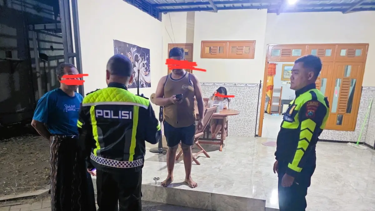 DITINDAKLANJUTI: Personel Satlantas Polres Mojokerto Kota saat menelusuri pemilik mobil Mitsubishi Pajero yang sempat viral, Selasa (4/8) malam.