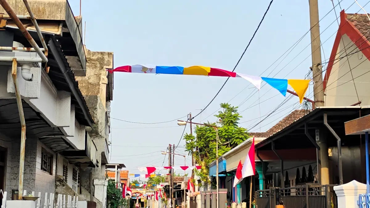 NUANSA KEMERDEKAAN: Lingkungan Pekayon, Kelurahan/Kecamatan Kranggan, Kota Mojokerto dipasangi umbul-umbul melintang di atas jalan, Selasa (4/8). Warga diminta mengatur ketinggian lebih dari 3 meter agar tak menghambat kendaraan damkar saat terjadi keadaan darurat. (Martda JPRM)