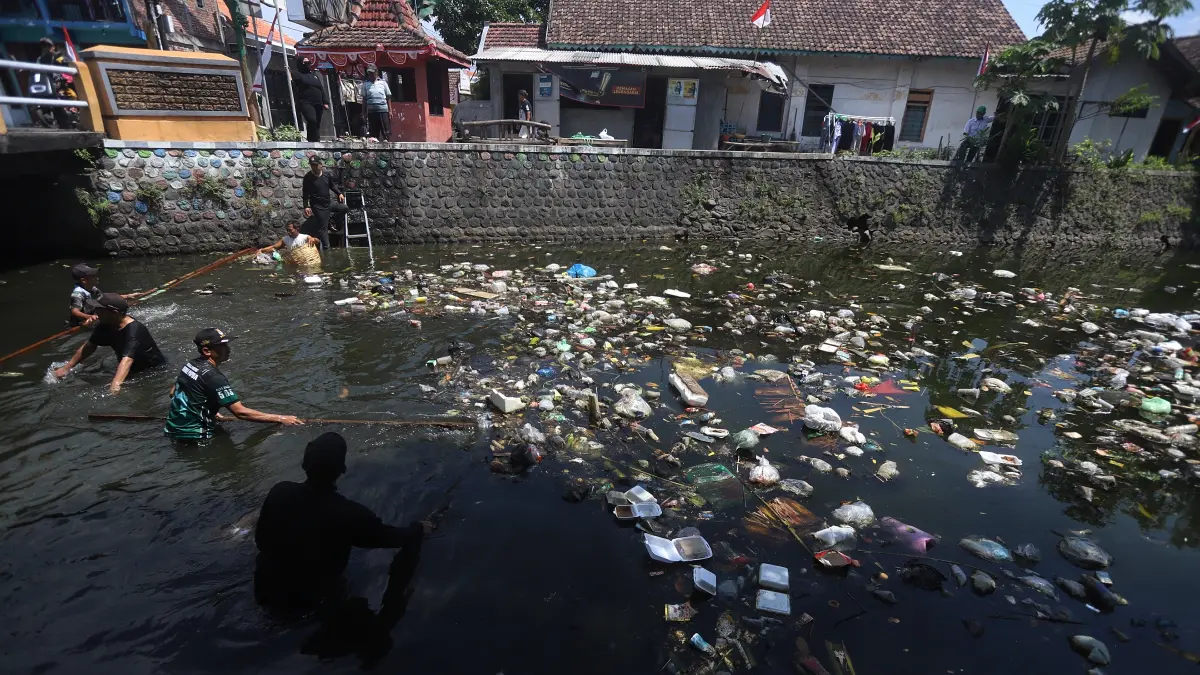 PEDULI LINGKUNGAN:&nbsp;Warga turun ke sungai untuk membersihkan sampah rumah tangga di Sungai Ngrayung, Desa Banjaragung, Kecamatan Puri, Rabu (5/8). (Sofan Kurniawan/JPRM)