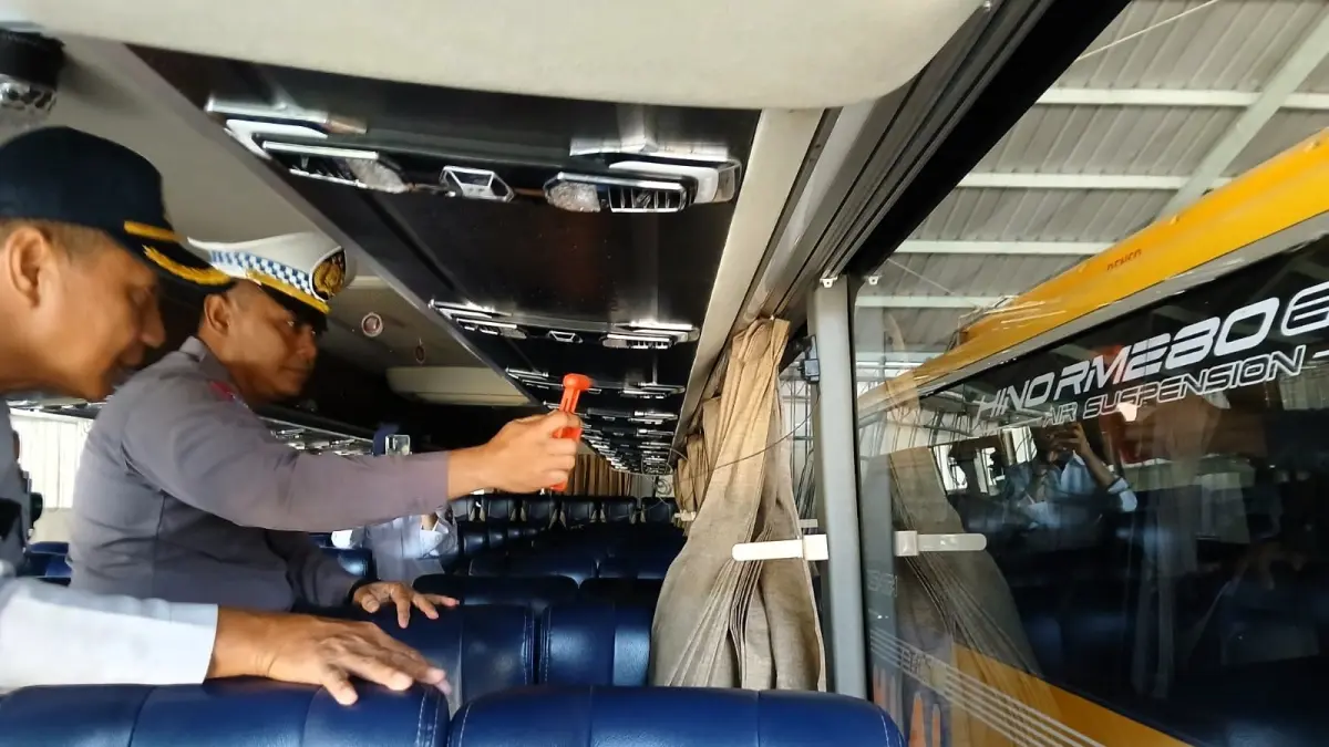 PEMERIKSAAN: Petugas mengecek kondisi armada bus milik PO Hilal Paripurna Purnama di Desa/Kecamatan Gondang, akhir Juli lalu.