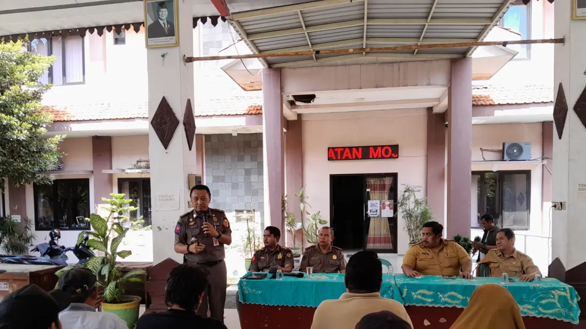 PENATAAN: Kasatpol PP Kabupaten Mojokerto M. Taufiqurrahman memberikan arahan terkait rencana penataan PKL kepada para pedagang di kantor Kecamatan Mojosari, Selasa (4/8). (Rizal JPRM)