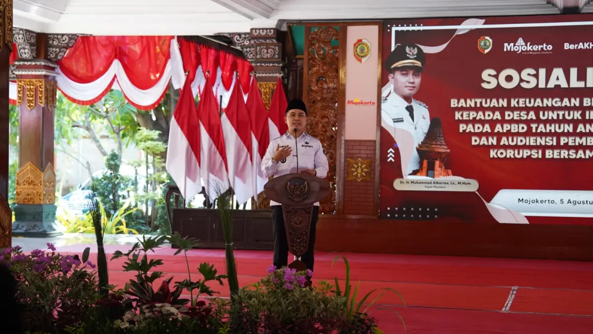 PERKUAT INFRASTRUKTUR: Bupati Mojokerto Muhammad Albarraa secara simbolis menyerahkan BK Desa kepada para penerima di Pendapa Graha Majatama Pemkab Mojokerto, Rabu (5/8). (Dori JPRM)