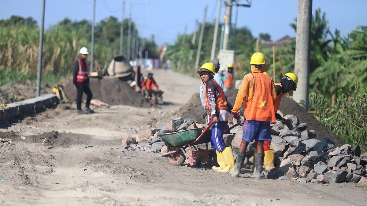 PROYEK PRIORITAS: Para pekerja melakukan tahap pengerjaan proyek pelebaran jalan penghubung dan melintasi wilayah Desa Ngabar, Kecamatan Jetis hingga Desa Balongsari, Kecamatan Gedeg, Rabu (5/8).&nbsp;(Sofan JPRM)
