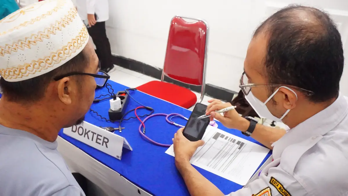 SKRINING: Narapidana Lapas Kelas II-B Mojokerto saat menjalani pemeriksaan kesehatan untuk mendeteksi penyakit TBC, Rabu (5/8). (Adi JPRM)