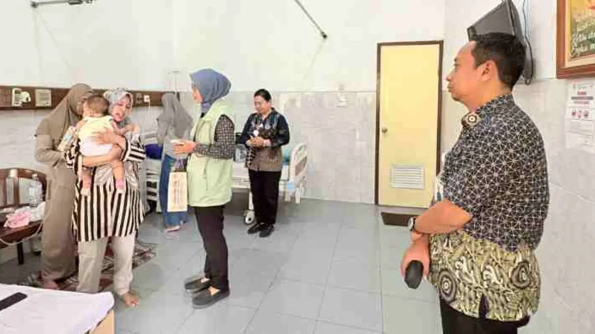 Titik Rahmawati (34), peserta JKN dari segmen Pekerja Penerima Upah (PPU), yang berbagi pengalamannya yang sedang memanfaatkan layanan kesehatan di RS Reksa Waluya, Mojokerto.&nbsp;