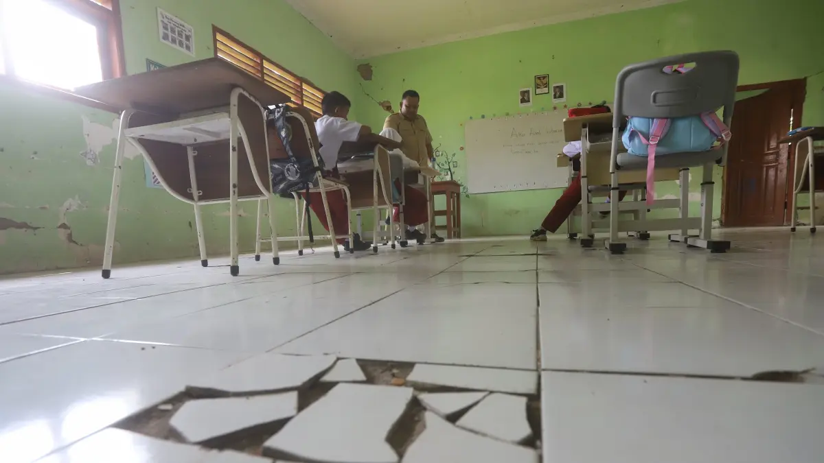 USULAN PERBAIKAN:&nbsp;Kondisi atap ruangan kelas SDN Pandankrajan 1, Kecamatan Kemlagi yang rusak. Lembaga ini juga masuk dalam antrean yang akan mendapat perbaikan dari pusat. (Sofan JPRM)
