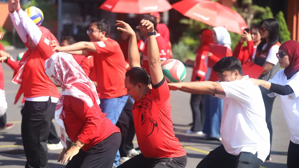 ADU TANGKAS: Pegawai Pemkab Mojokerto tampak mengikuti lomba Agustusan di halaman kantor Pemkab, Jalan Ahmad Yani, Kota Mojokerto, Kamis (6/8).&nbsp;(Sofan Kurniawan/JPRM)