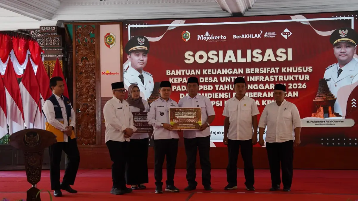 AKSELERASI PEMBANGUNAN: Bupati Mojokerto Muhammad Albarraa secara simbolis menyerahkan BK Desa kepada para penerima di Pendapa Graha Majatama Pemkab Mojokerto, Rabu (5/8).