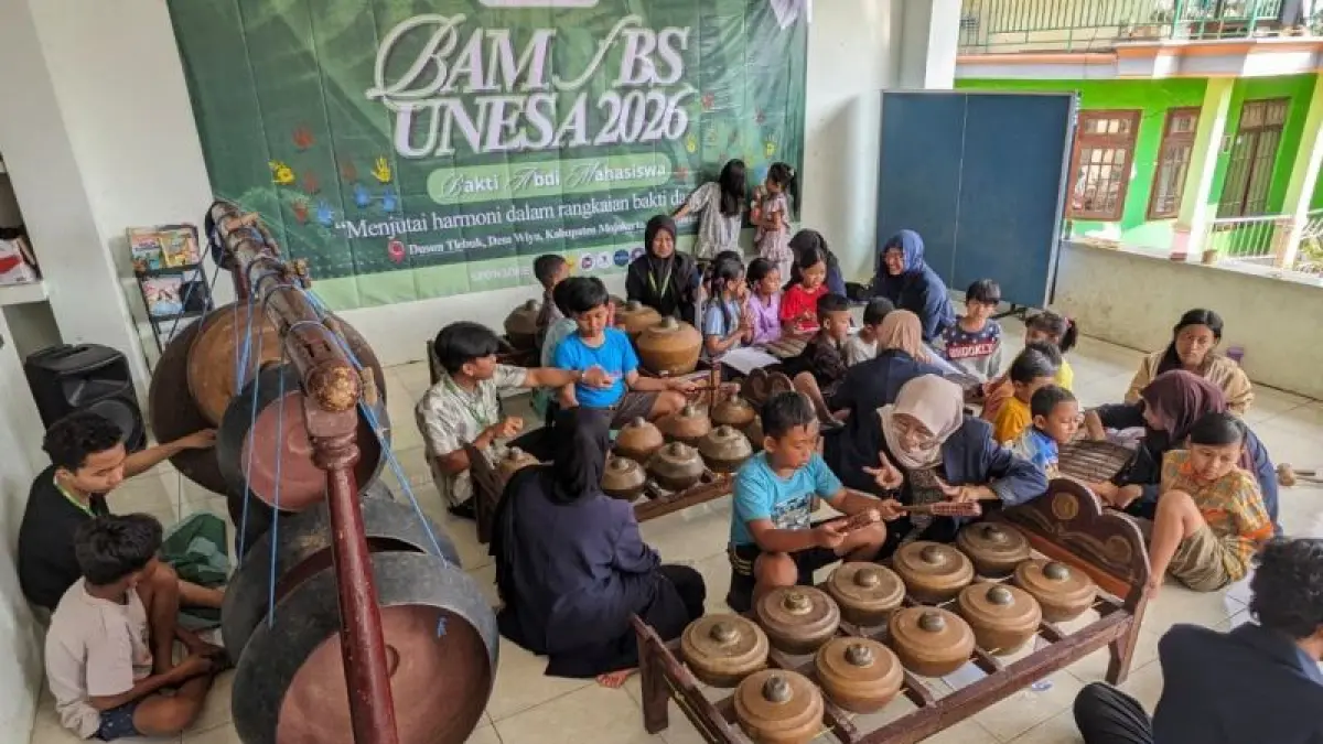 BERBUDAYA: Anak-anak di Desa Wiyu, Kecamatan Pacet belajar seni karawitan didampingi mahasiswa Unesa.