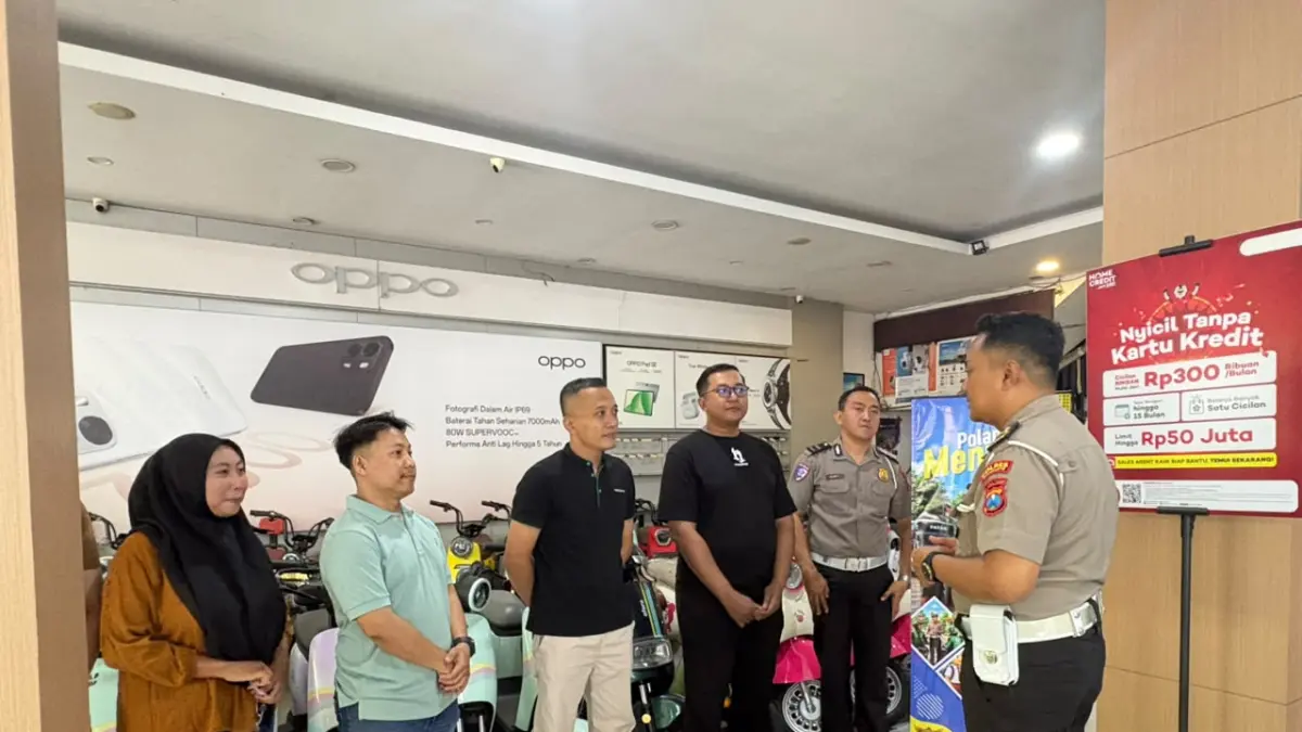 DEMI KESELAMATAN: Anggota Satlantas Polres Mojokerto memberikan imbauan kepada masyarakat agar tidak menggunakan sepeda listrik di jalan raya, kemarin (5/8).
