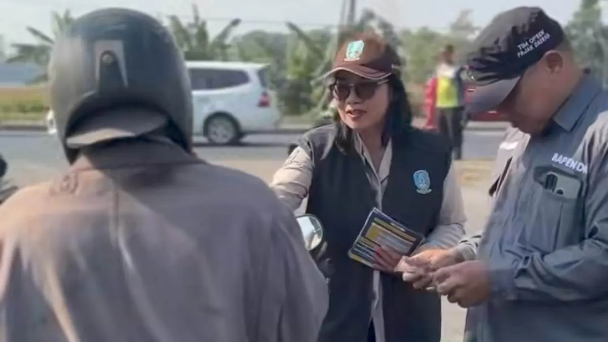 DIRAZIA: Personel gabungan Satlantas Polres Mojokerto bersama Bapenda Jatim melakukan pemeriksaan terhadap kelengkapan surat dan kepatuhan pembayaran pajak kendaraan di simpang tiga Jampirogo, Kecamatan Sooko, Kamis (6/8). (Rizal JPRM)