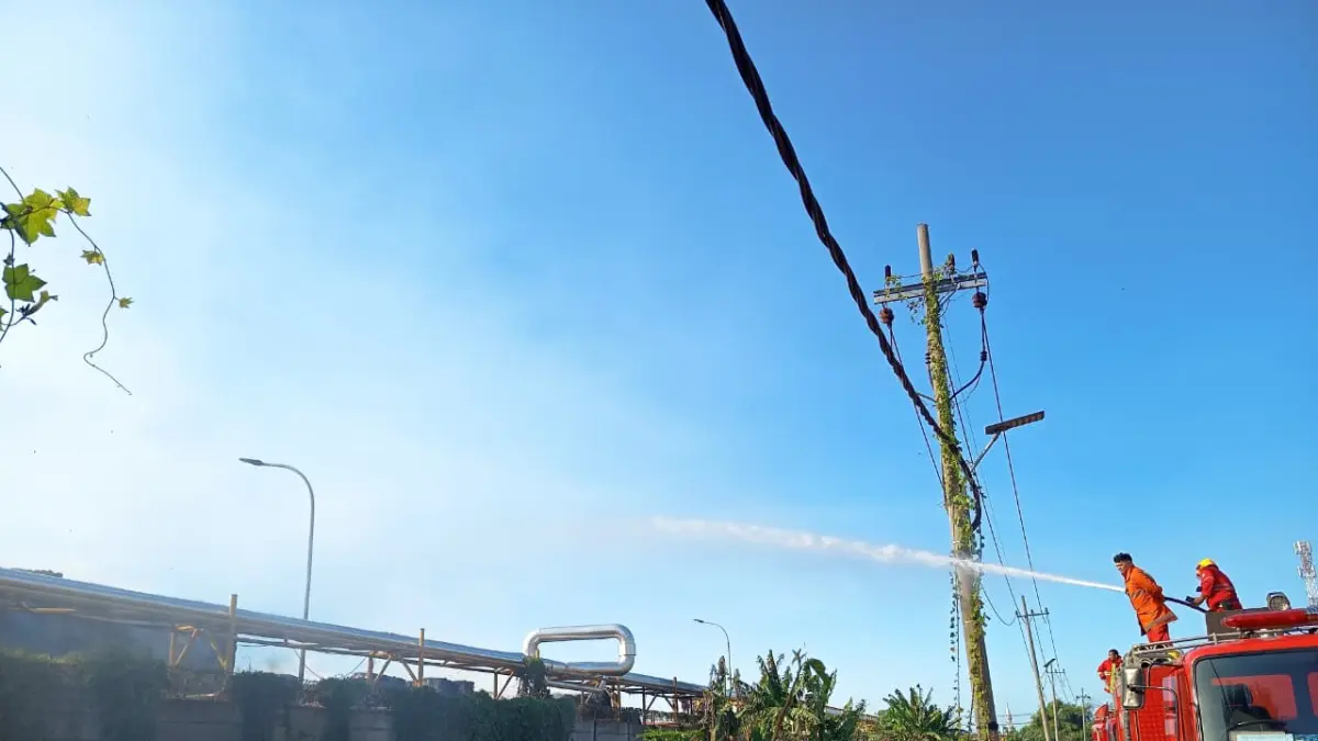 GERAK CEPAT: Petugas gabungan melakukan upaya pemadaman api yang membakar tumpukan kertas bekas di halaman pabrik PT Sun Paper Source di Desa Sukoanyar, Kecamatan Ngoro, Kabupaten Mojokerto, Kamis (6/8). (Rizal JPRM)