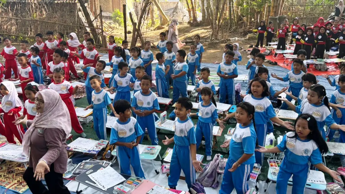 NAIK POIN: Kegiatan pembelajaran siswa usia dini di Kecamatan Pacet. Tahun ini, angka partisipasi siswa PAUD di Kabupaten Mojokerto meningkat seiring digulirkannya wajib belajar 13 tahun. (dok JPRM)