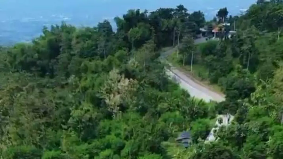 PEMERATAAN PEMBANGUNAN: Ruas jalan Watesnegoro-Kunjorowesi, Kecamatan Ngoro saat ini semakin lebar dan mulus setelah diperbaiki Pemkab Mojokerto, Rabu (5/8).