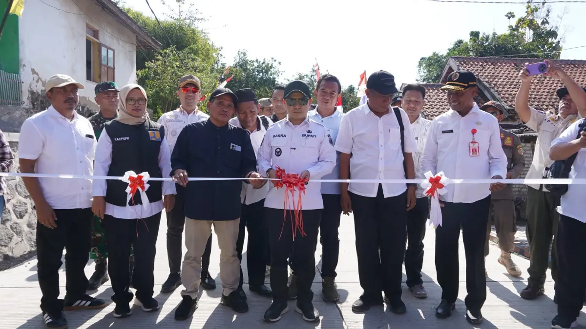 PERMUDAH AKSES: Bupati Mojokerto Muhammad Albarraa didampingi Kepala Dinas PUPR Yuni Laili Faizah meresmikan jalan beton Watesnegoro-Kunjorowesi, Rabu (5/8). (Dori JPRM)