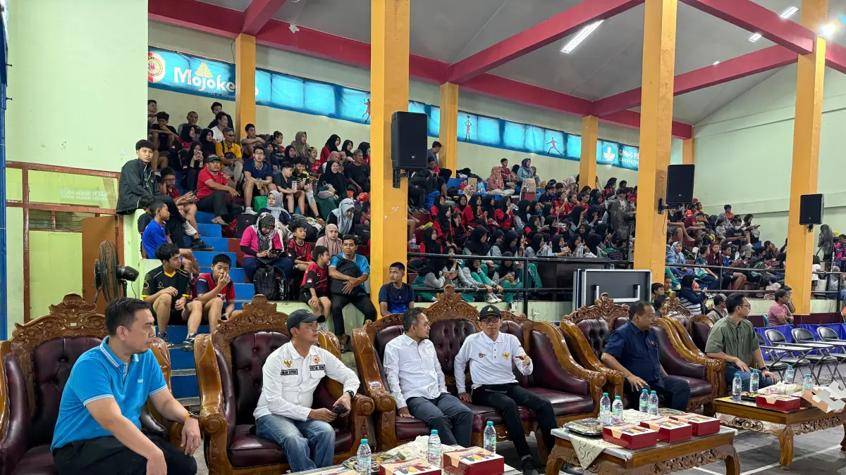 RESMI BERGULIR: Staf Khusus Mendes dan PDT Afif Zamroni menghadiri pembukaan Kejurprov Tenis Meja 2026 dengan didampingi Ketua PTMSI Kabupaten Mojokerto Munawar Tobing dan Ketua KONI Kabupaten Imam Suyono di GOR Dispendik Kabupaten Mojokerto, Kamis (6/8). (Indah JPRM)